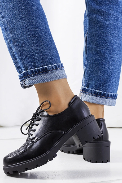 Schwarze Halbschuhe mit dicker Sohle,...