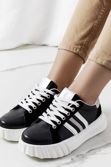 Schwarze Plateau-Sneakers... 2