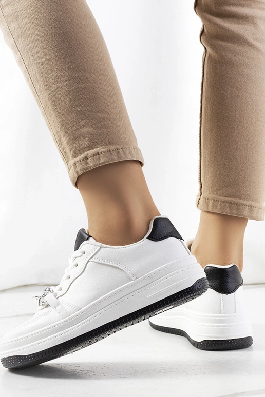 Weiße Sneaker mit Maring-Kette Weiße Sneaker mit Maring-Kette