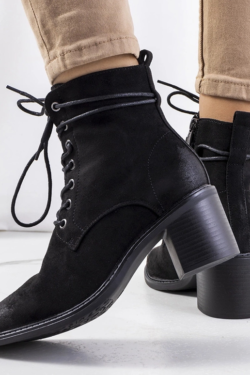 Schwarze Sanlow-Stiefeletten aus... Schwarze Sanlow-Stiefeletten aus...