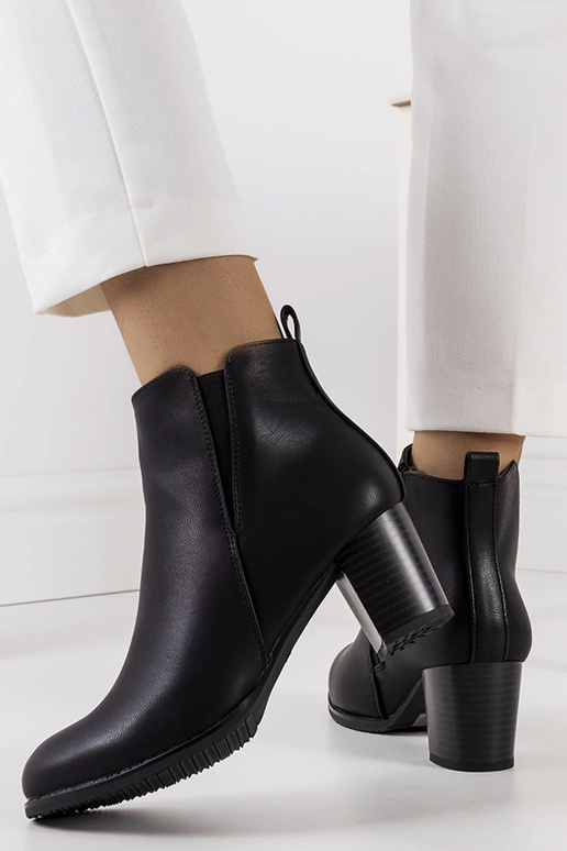 Schwarze Stiefeletten mit Absatz aus... Schwarze Stiefeletten mit Absatz aus...