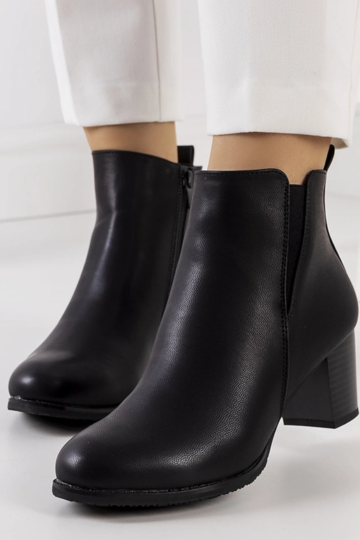 Schwarze Stiefeletten mit Absatz aus... Schwarze Stiefeletten mit Absatz aus...