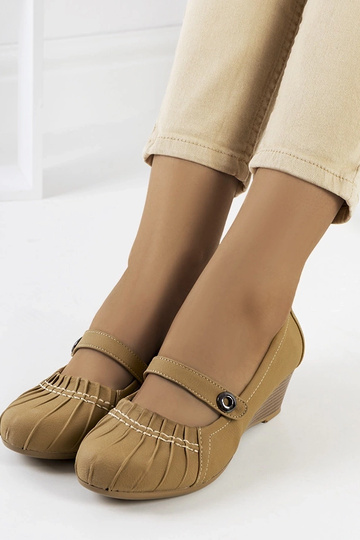 Beige Pumps mit Rüschen Nita 2