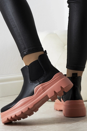 Schwarze Stiefeletten auf...