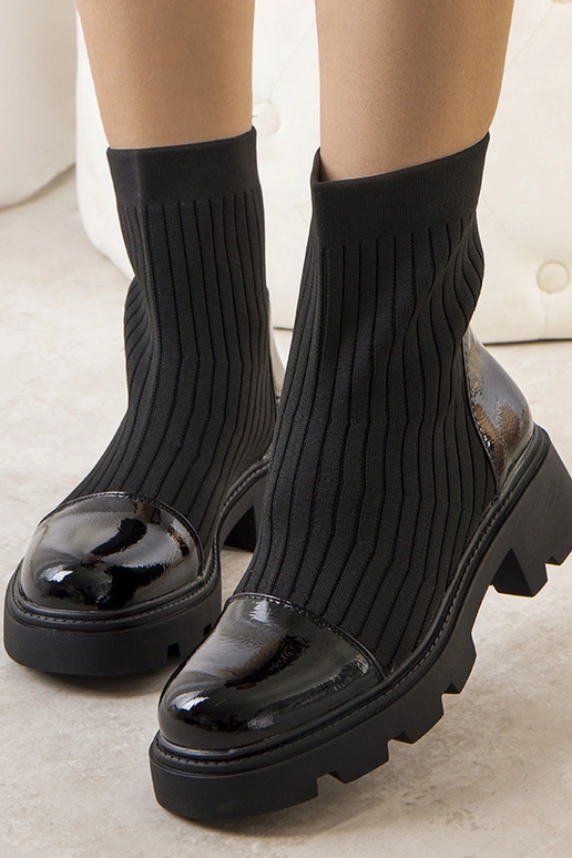 Schwarze Stiefeletten mit elastischem... Schwarze Stiefeletten mit elastischem...