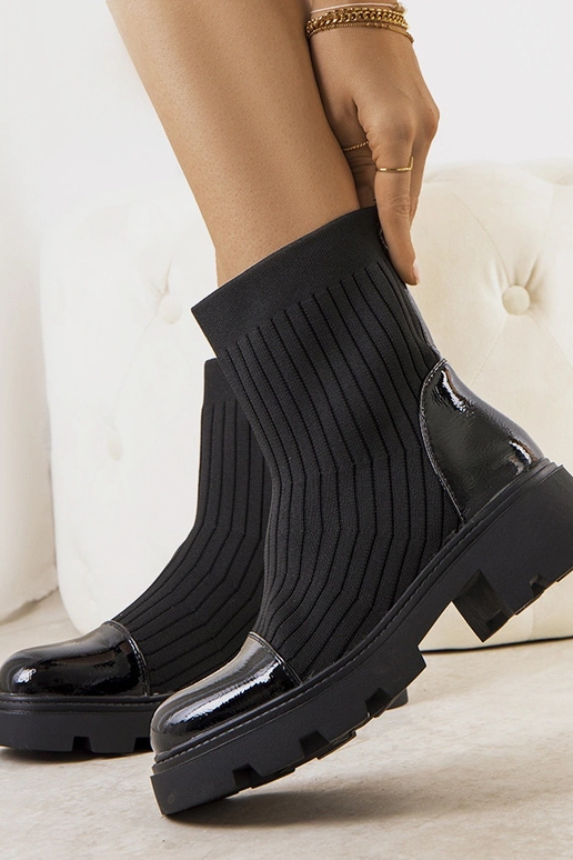 Schwarze Stiefeletten mit elastischem... Schwarze Stiefeletten mit elastischem...