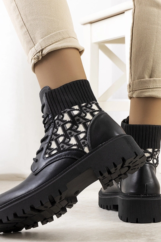 Schwarze Stiefeletten mit elastischem... Schwarze Stiefeletten mit elastischem...