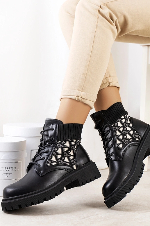 Schwarze Stiefeletten mit elastischem... Schwarze Stiefeletten mit elastischem...