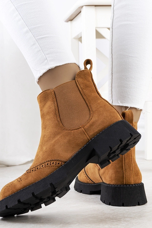 Braune Stiefeletten auf massiver...