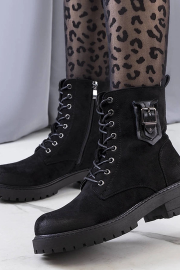 Judys schwarze Stiefel