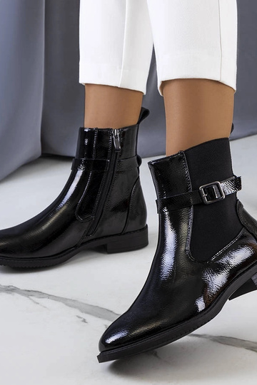 Schwarze isolierte Stiefel...