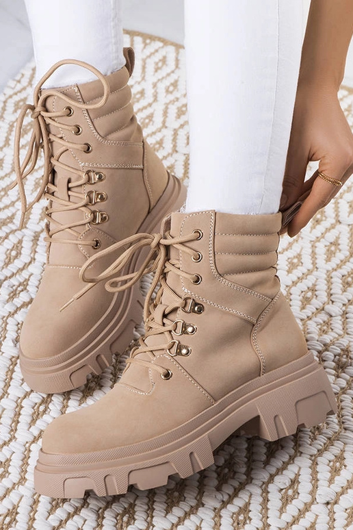 Beige Stiefeletten mit massiver... Beige Stiefeletten mit massiver...