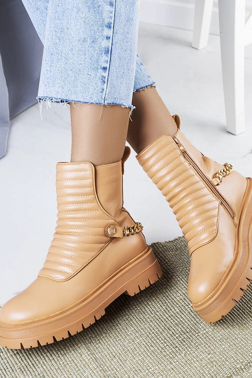 Beige isolierte Stiefeletten mit... Beige isolierte Stiefeletten mit...