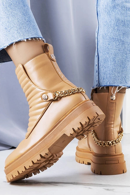 Beige isolierte Stiefeletten mit... Beige isolierte Stiefeletten mit...