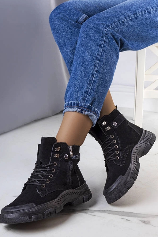 Schwarze isolierte Stiefel aus...