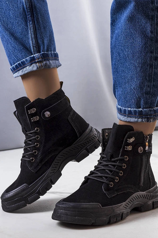 Schwarze isolierte Stiefel aus...