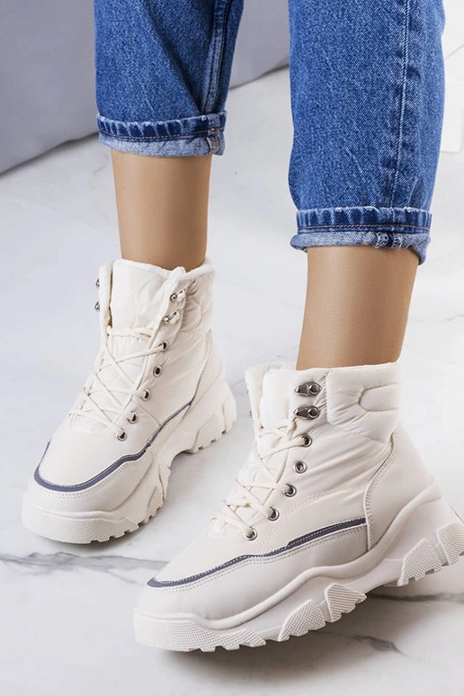 Cremefarbene isolierte Rimu-Stiefel