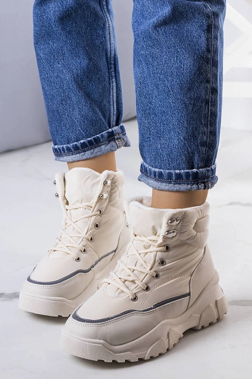 Cremefarbene isolierte Rimu-Stiefel