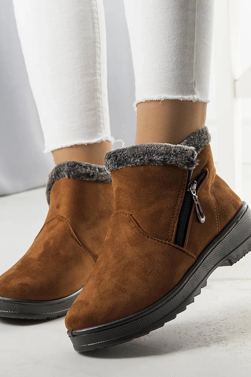 Kamelfarbene isolierte Schneestiefel...