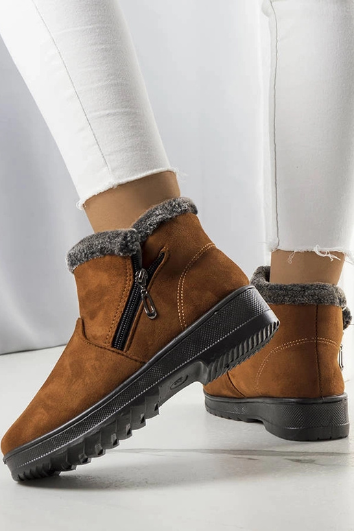 Kamelfarbene isolierte Schneestiefel...