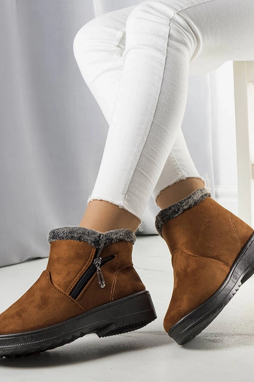 Kamelfarbene isolierte Schneestiefel...