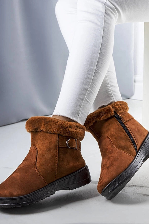 Kamelfarbene, isolierte Schneestiefel...