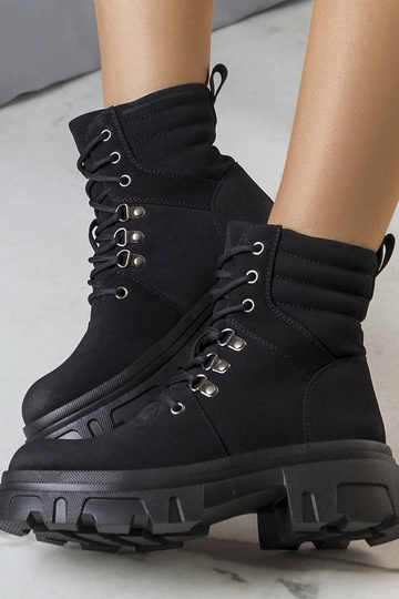Schwarze Stiefel auf...