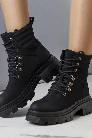 Schwarze Stiefel auf... 2