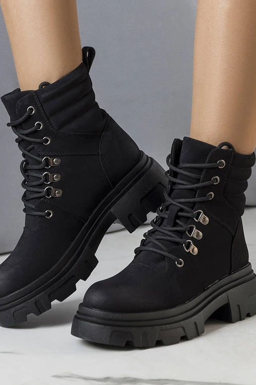 Schwarze Stiefel auf massiver Sohle,... Schwarze Stiefel auf massiver Sohle,...
