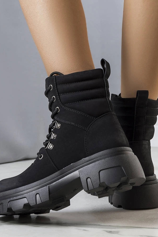 Schwarze Stiefel auf massiver Sohle,... Schwarze Stiefel auf massiver Sohle,...