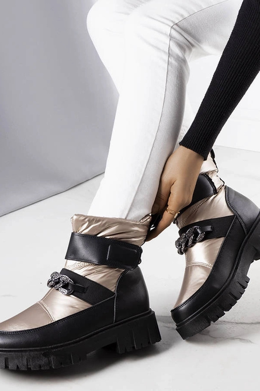 Ephraim Schneestiefel mit goldener Kette