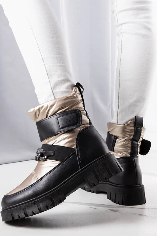 Ephraim Schneestiefel mit goldener Kette