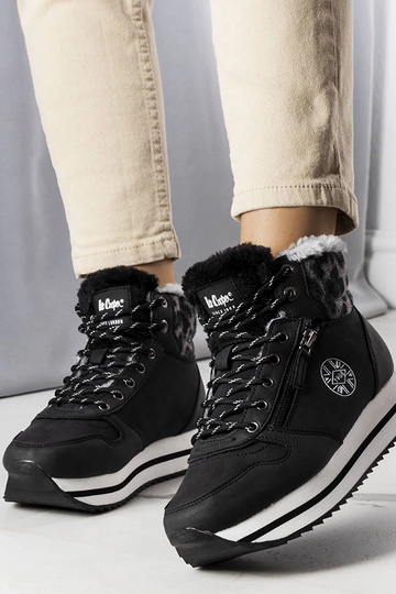 Schwarze isolierte Stiefel...