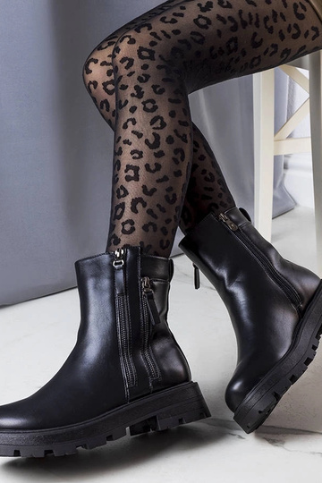 Schwarze isolierte Stiefel...