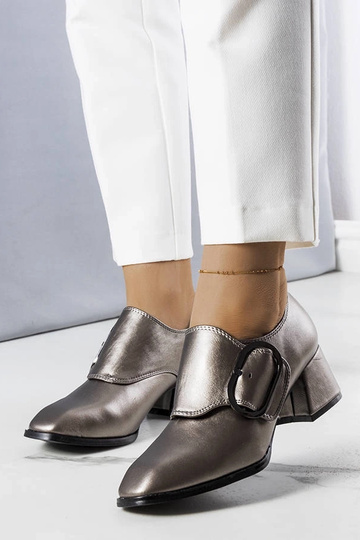 Graue Pumps mit Blockabsatz...