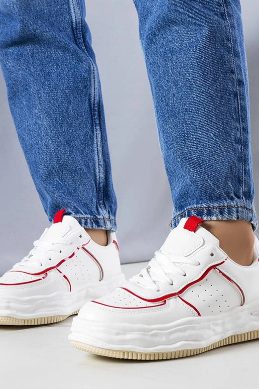 Weiße Sneakers mit roten Einsätzen... Weiße Sneakers mit roten Einsätzen...