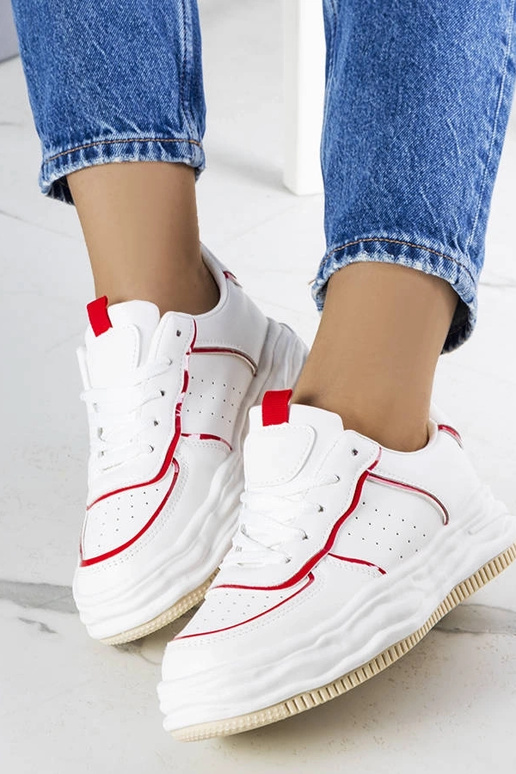 Weiße Sneakers mit roten Einsätzen... Weiße Sneakers mit roten Einsätzen...