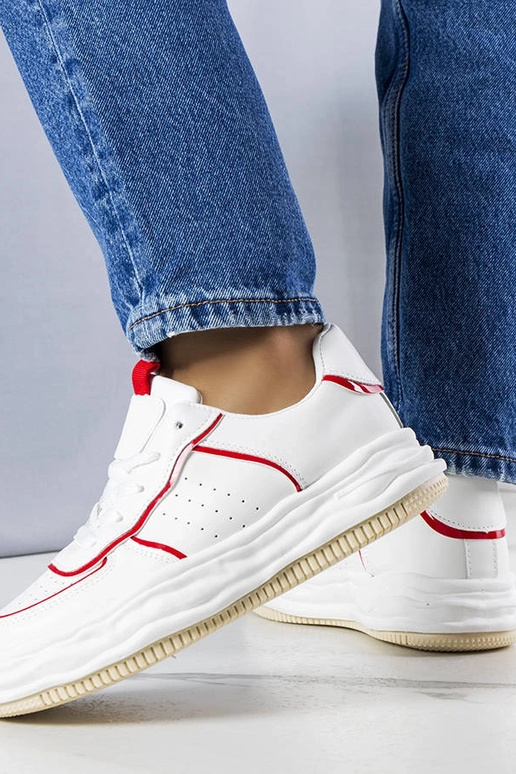 Weiße Sneakers mit roten Einsätzen... Weiße Sneakers mit roten Einsätzen...