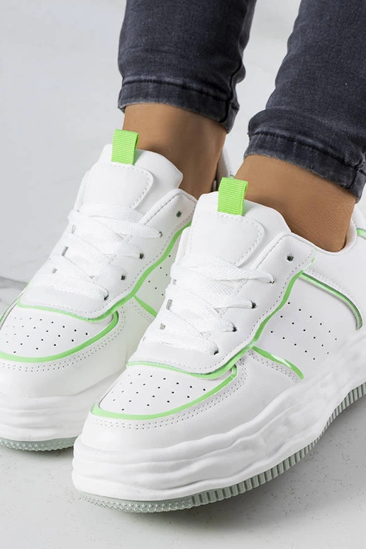 Weiße Sneakers mit grünen Einsätzen... Weiße Sneakers mit grünen Einsätzen...