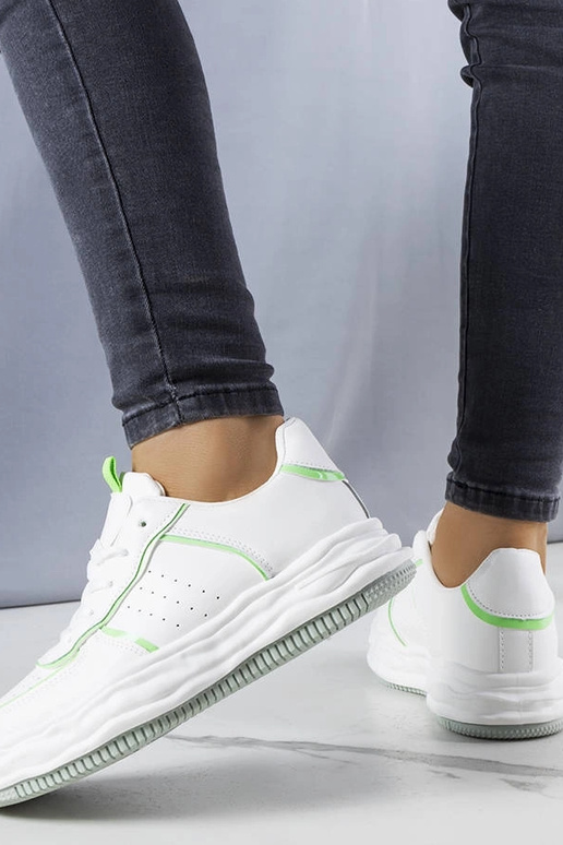 Weiße Sneakers mit grünen Einsätzen... Weiße Sneakers mit grünen Einsätzen...