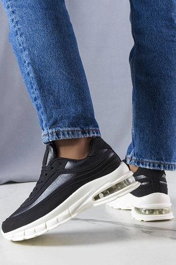 Courtnes schwarze Turnschuhe 2