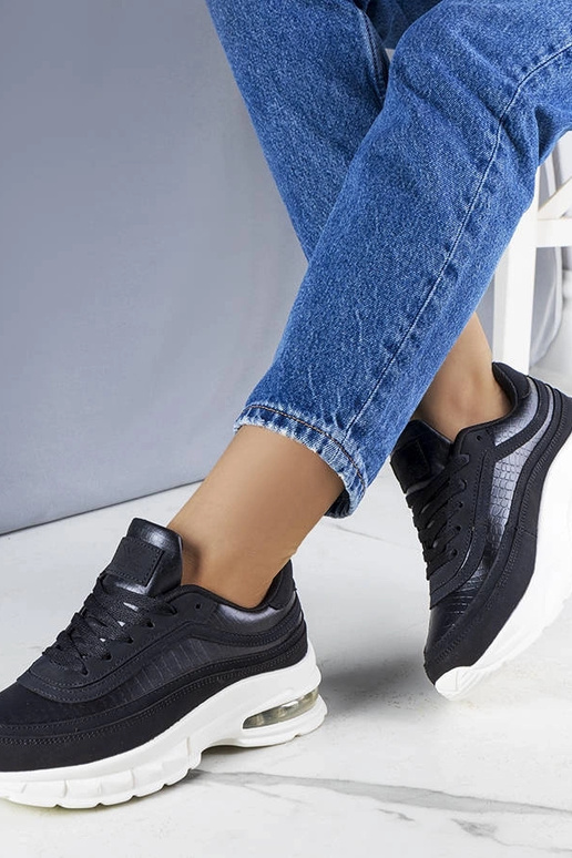 Courtnes schwarze Turnschuhe Courtnes schwarze Turnschuhe