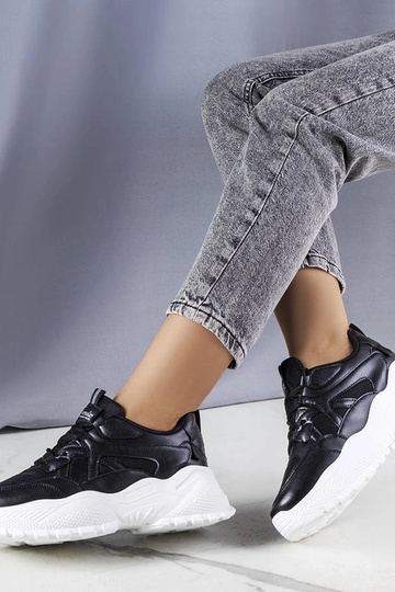 Schwarze Sneaker mit massiver Lorene-Sohle