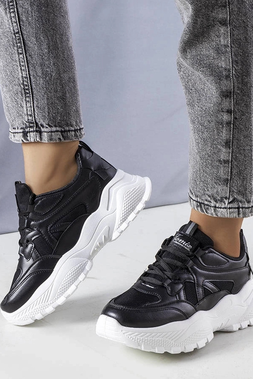 Schwarze Sneaker mit massiver... Schwarze Sneaker mit massiver...