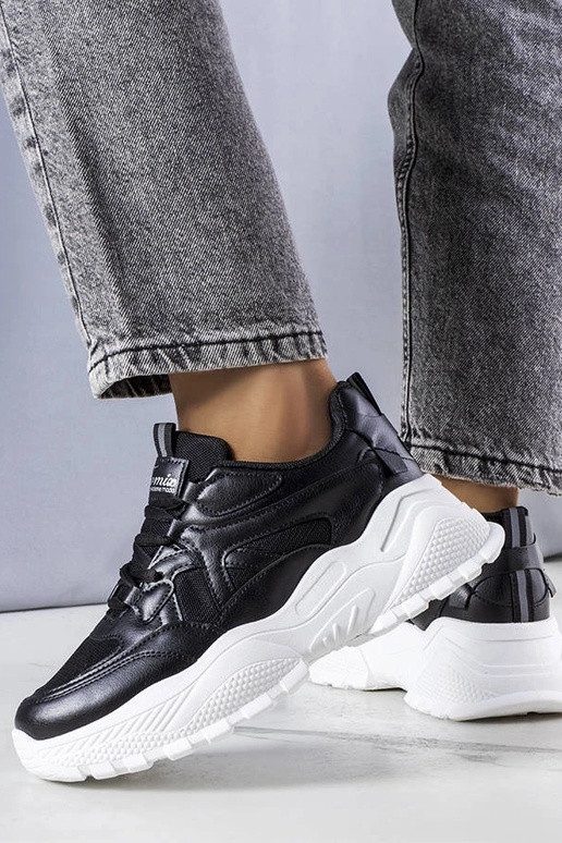 Schwarze Sneaker mit massiver... Schwarze Sneaker mit massiver...