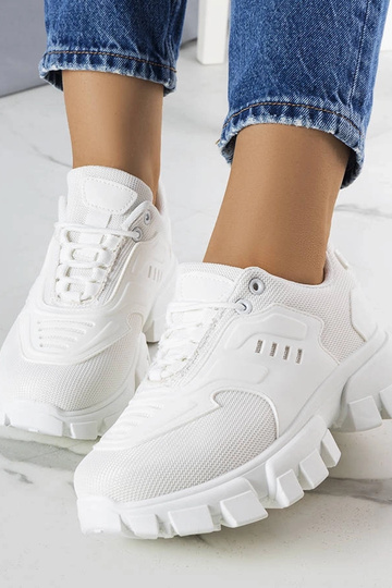 Weiße Sportschuhe auf... 2