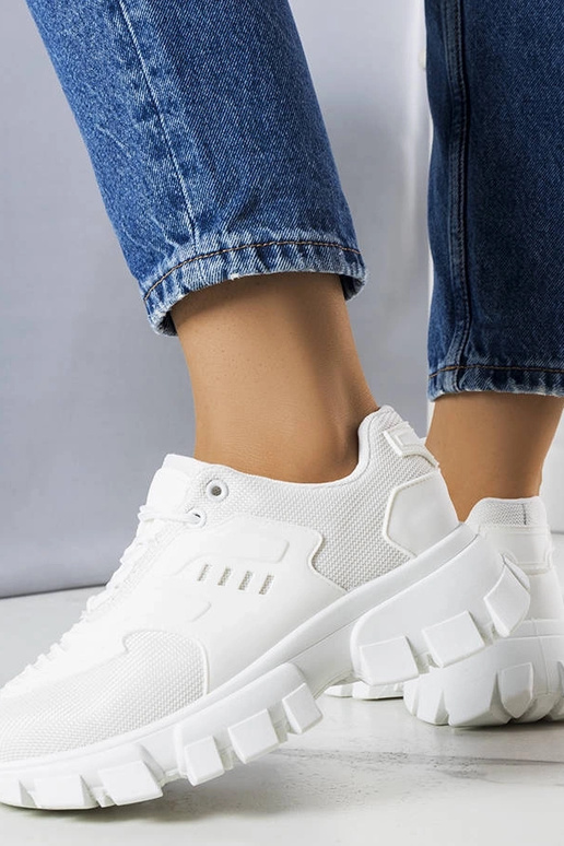 Weiße Sportschuhe auf massiver Sohle,...