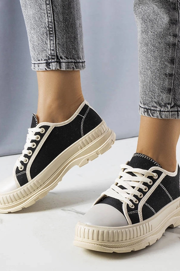 Schwarze Plateau-Sneakers...