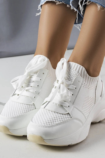 Weiße Sportschuhe auf... 2