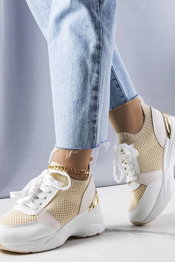 Beige Sneaker auf der...